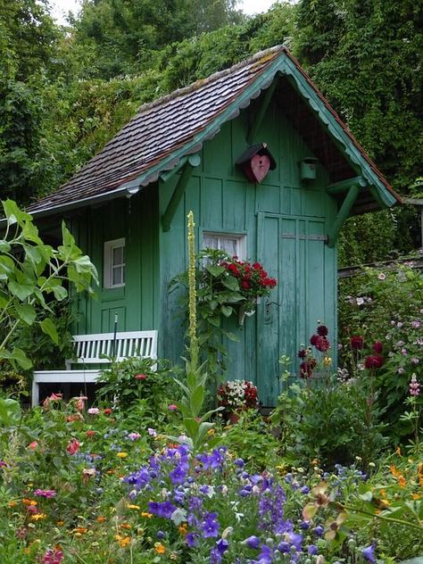 Every year about this time I start missing my garden spaces. I look across the expanse of my snow-dusted lawn and start making plans for spring and summer. Today I’m pondering the elements of a cottage garden. Shed Inspiration, Cottage Garden Sheds, Cottage Patio, Garden Town, Shed Decor, Modern Front Yard, Quaint Cottage, Cottage Garden Design, Garden Types