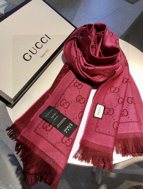 Lux Fashion, Elegant Shawl, Gucci Scarf, Gucci Brand, Scarf Outfit, Scarf Women Fashion, Modest Fashion Outfits, Womens Casual Outfits, Modest Fashion