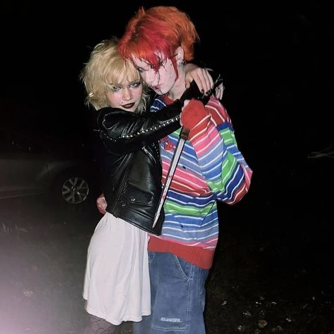 Couples Costumes Chucky And Bride, Partner Costumes, Gay Halloween Costumes, Chucky Costume, Cute Couples Costumes, Goth Costume, Halloween Duos, Unique Couple Halloween Costumes, Horror Halloween Costumes