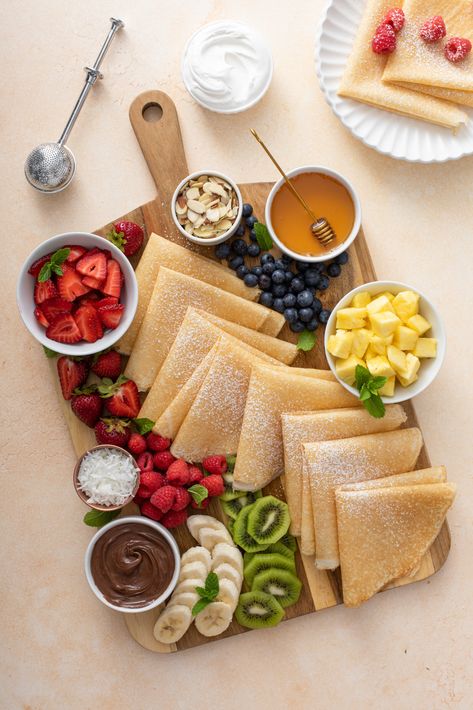 Pancake Bar Ideas Brunch Party, Crepe Bar Party, Crepes Healthy, Crepe Breakfast, Crepe Dessert, Pancake Platter, Crepe Bar, Easy Pancakes, Fancy Breakfast