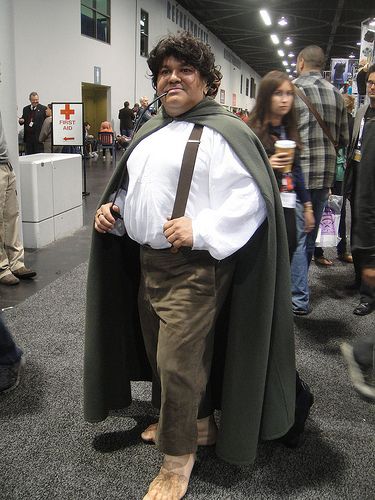 WonderCon 2012 - Frodo from Lord of the Rings Bilbo Baggins Costume, Hobbit Costumes, Characters For Halloween, Hobbit Costume, Fairy Gnome, Costume Disney, Bff Halloween Costumes, Halloween Makeup Diy, Bilbo Baggins