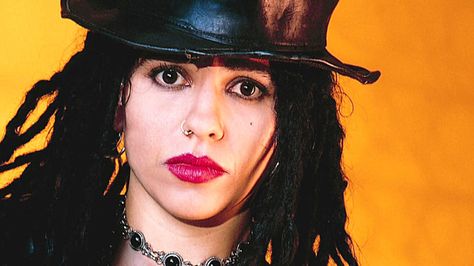 Linda Perry of 4 non blondes 4 Non Blondes, Linda Perry, Clothing Inspiration, Music Icon, Music Producer, Music Is Life, Makeup Inspiration, Celebrity Crush, Rock Bands