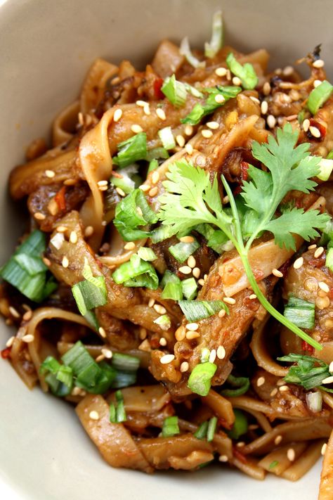 Chinese Aubergine, Tasty Noodles Recipe, Chinese Chili, Rice Noodle Recipes, Vegan Noodles, Noodle Recipes, Rice Noodles, Asian Dishes, Chickpeas