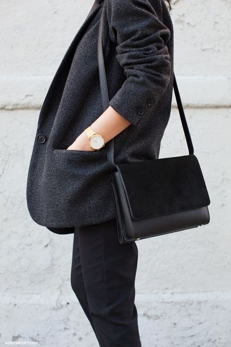 lihliann: more here Chic Minimalista, Minimalist Moda, Paris Mode, Winter Mode, Looks Street Style, Looks Black, Black Purse, Minimal Chic, All Black Outfit