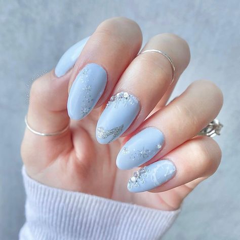 Cinderella nails 💍👸🏼 Light Blue Nails Cinderella, Cinderella Nails Acrylic Short, Blue Nails Cinderella, Cinderella Nails Disney, Light Blue Irridescent Nails, Cinderella Nail Designs, Cinderella Aesthetic Nails, Disney Blue Nails, Light Blue Disney Nails