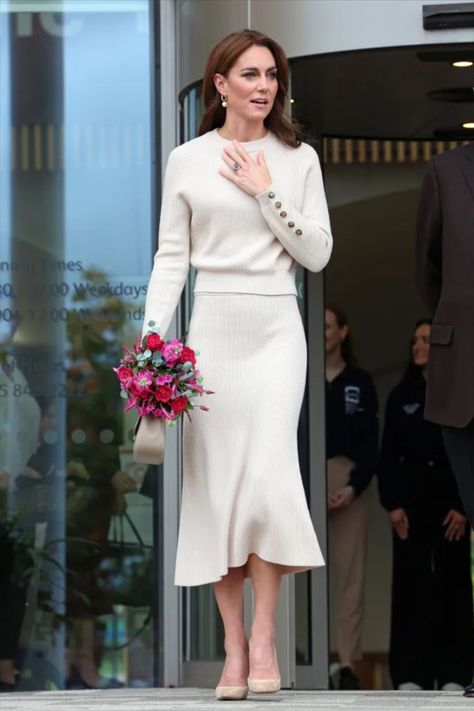 Kate Middleton Skirt, Trent University, Catherine Princess Of Wales, Düşes Kate, Princesse Kate Middleton, Nottingham Trent University, Estilo Kate Middleton, Kate And Pippa, Sweater Skirt Set