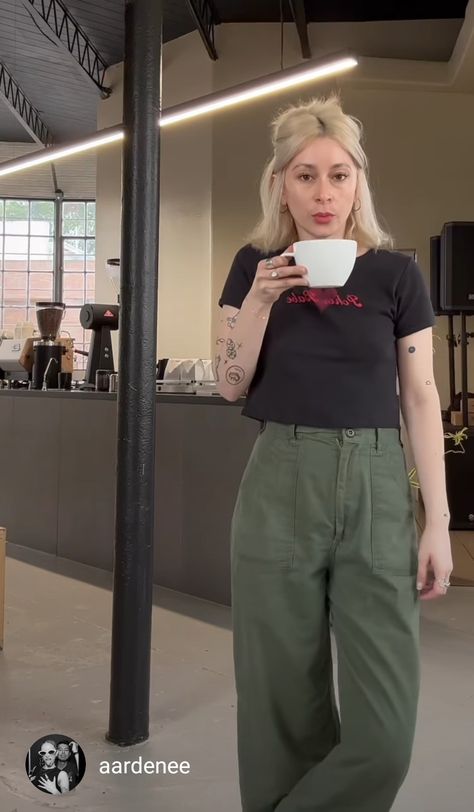 Bookstore Employee Outfit, Spring Coffee Shop Outfit, Casual Barista Outfit, Jumpsuit Outfit Midsize, Barista Outfits Women, Coffee Shop Job Outfit, Barista Summer Outfit, Queer Date Night Outfit, Fall Barista Outfit