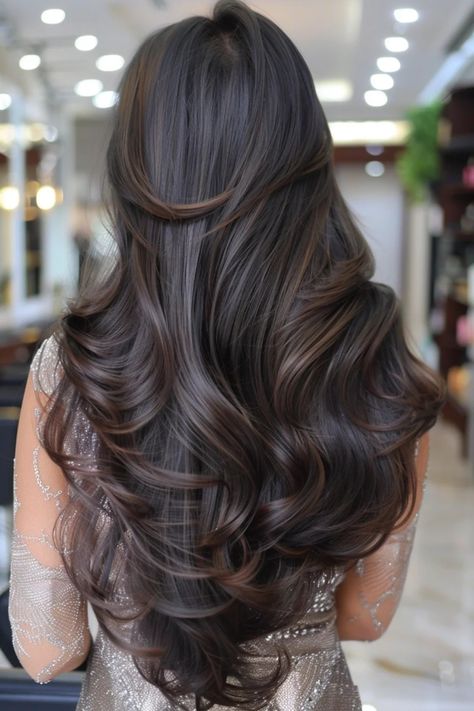 Woman with long, wavy, dark brown hair in a well-lit salon. Dark Hair With Dark Caramel Highlights, Dark Brown With Black Highlights, Highlights Color Ideas, Dark Hair With Highlights Balayage, Caramel Balayage On Black Hair, Chocolate Highlights On Dark Hair, Black Balayage Hair, Jet Black Hair With Highlights, Dark Caramel Highlights