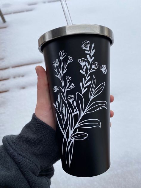 Quiver Design, Cricut Cups, Starbucks Cup Art, Cups Ideas, Cricket Crafts, Circuit Crafts, Cricket Ideas, Idee Cricut, Flower Tumbler