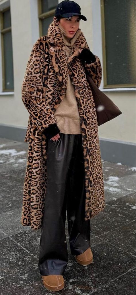 Street Style Winter 2024, Street Style 2024 Trends, Animal Print Coat Outfit, Leopard Coat Street Style, Faux Fur Coat Street Style, Leopard Print Coat Outfit, Leopard Coat Outfit, Fur Coat Street Style, Faux Fur Coats Outfit