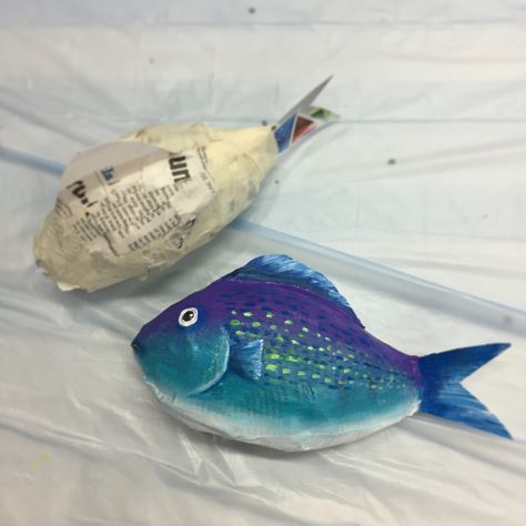 Paper Mache Fish, Paper Mache Projects, Paper Fish, Paper Mache Animals, Cardboard Sculpture, Paper Mache Sculpture, Paper Mache Art, Paper Mache Crafts, Fish Crafts