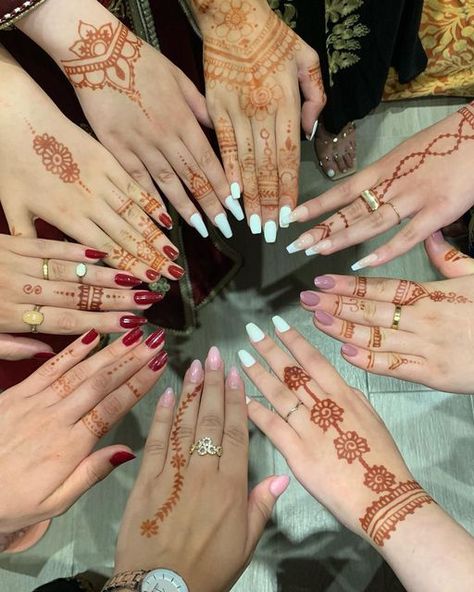 Henna And Nails, Henna On Nails, Nails With Henna, Pretty Henna, Henna Nails, Henna Night, Beauty Boost, Pretty Henna Designs, Girl Nails