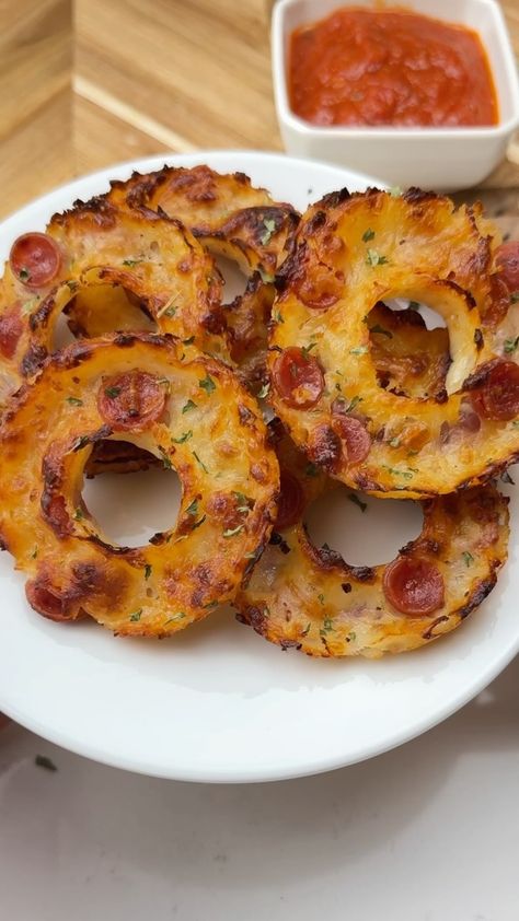 Say “YUM” if you would eat these Pizza Rings 🍕🧅🤤 To make it: In a greased donut pan, add mozzarella, onion rings, Italian seasoning… | Instagram Donut Pan Recipe, Mozzarella Bake, Irick Wiggins, Pizza Ring, Cabin Food, Oven Food, Card Night, Donut Pan, Keto Appetizers