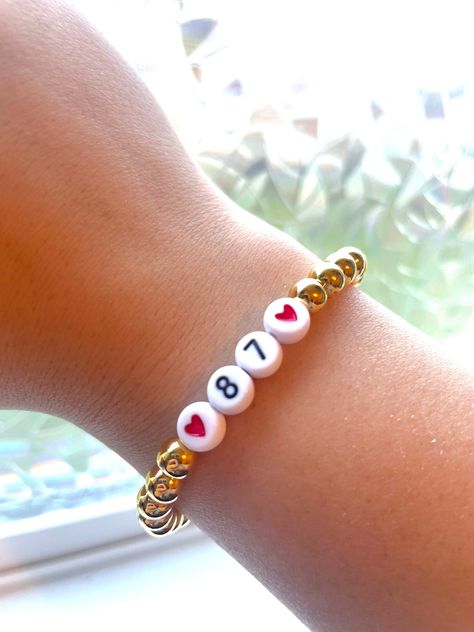 Travis Taylor, Diy Friendship Bracelet, Cute Friendship Bracelets, Polymer Clay Diy, Diy Bracelet Designs, Letter Bracelet, Taylor Swift Concert, Friendship Bracelets Diy, Travis Kelce