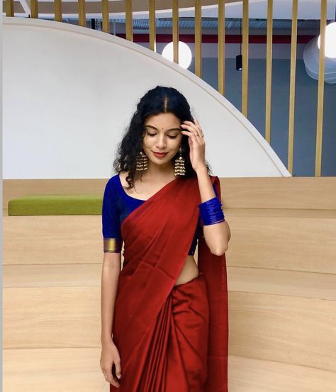 Silk Saree Poses Photoshoot Ideas, Plain Red Saree Look Modern, Red Saree With Red Blouse, Half Sleeve Blouse Design Saree, Red Blouse Combination Saree, Tomato Red Saree Contrast Blouse, Plain Saree Color Combinations, Cotton Sari Blouse Designs Latest, Casual Sarees Classy