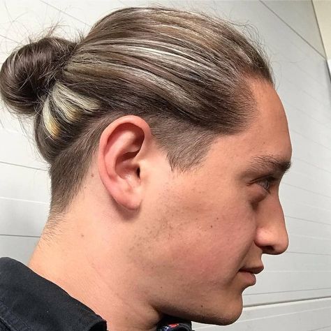 Men Long Hair Bun, Man Bun Curly Hair, Mens Long Hair Undercut, Back Undercut, Man Bun Undercut, Man Bun Styles, Sleek Wedding, Bun Style, Man Bun Hairstyles