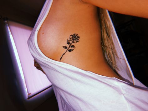 Side Rose Tattoos Women Rib Cage, Rose Tattoo Side Rib, Side Rib Tattoo, Rose Rib Tattoos, Rib Cage Tattoos, Tattoo Rib, Tattoos On Side Ribs, Ribcage Tattoo, Dragon Tattoo For Women