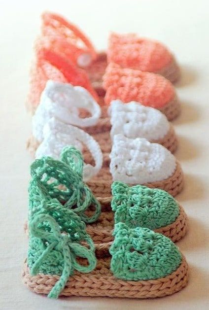 zapatitos para nina tejidos a crochet bebe 0 a 3 meses Crochet Patterns Baby Girl, Sandals Patterns, Crochet Baby Sandals, Crochet Baby Shoes Pattern, Crochet Mignon, Confection Au Crochet, Crochet Boots, Crochet Sandals, Crochet Booties