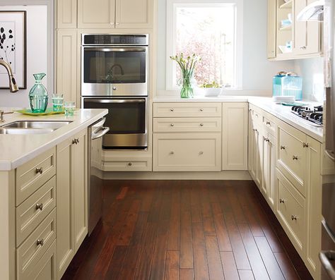 Clarke Cabinet Door - Diamond at Lowes Farmhouse Kitchen Flooring, Modern Kitchen Flooring, Kitchen Floor Mats, Kitchen Cabinet Samples, Maple Kitchen Cabinets, Casual Kitchen, Maple Kitchen, Contemporary Kitchen Design, Kitchen Mats Floor