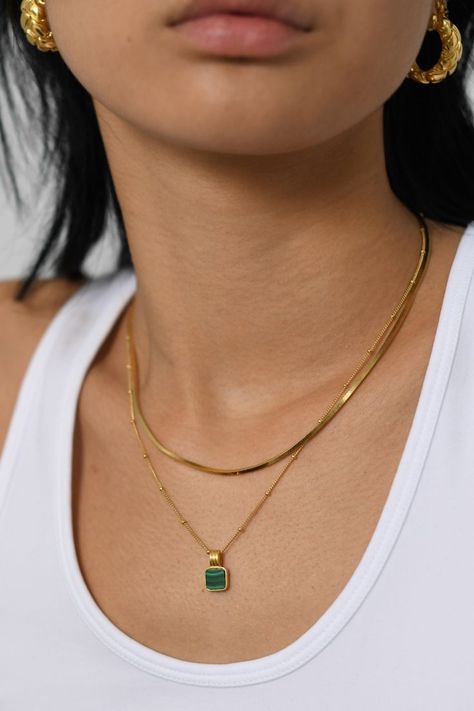 Gold Green Necklace, Aesthetic Crystals, Minimal Gold Jewelry, Custom Jewelry Necklaces, Simple Necklace Designs, Lucy Williams, Malachite Necklace, Expensive Jewelry Luxury, Personalised Jewellery