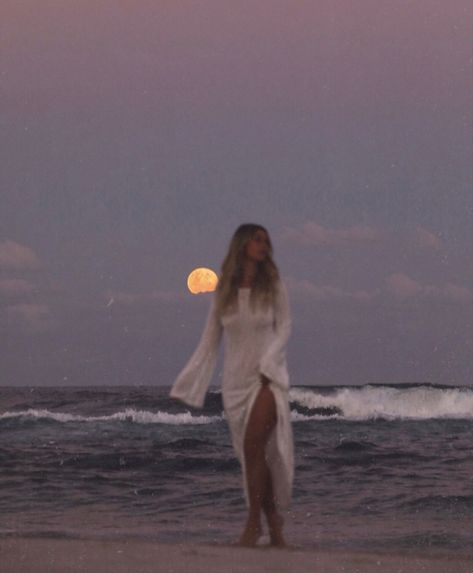 70s Free Spirit Aesthetic, Cloudy Day Beach Photoshoot, Grainy Beach Photos, Myrtle Beach Photoshoot, Castaway Aesthetic, Ethereal Beach Photoshoot, Grassy Field Photoshoot, Fall Beach Photoshoot, Nighttime Beach Photoshoot