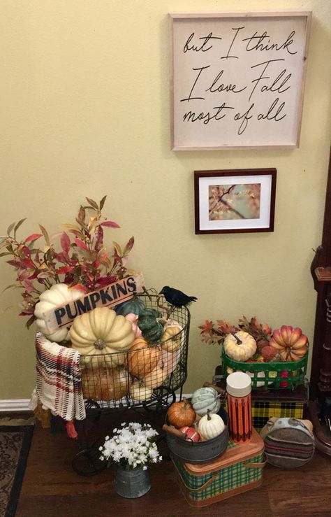 Fall Blanket Basket, Decorating With A Picnic Basket, Vintage Fall Vignettes, Wire Basket Decor Ideas, Picnic Basket Decor, Wire Basket Decor, Basket Decor Ideas, Autumn Cottage, Fall Vignettes