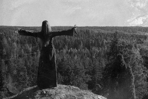 Mountain witch - Photographer unknown Mountain Witch, Witchy Women, Black Magick, My Fantasy World, Anais Nin, We Are The World, Witch Aesthetic, Mystical Art, Witchy Woman