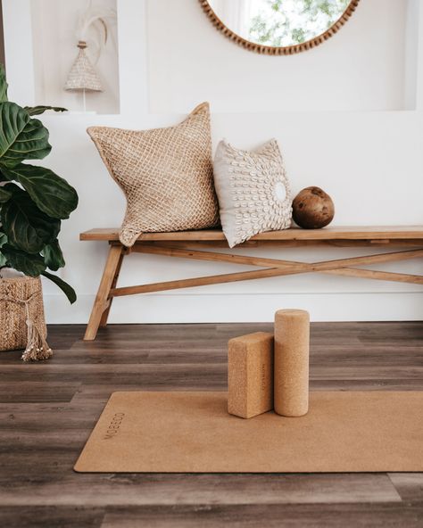 yoga mat, cork yoga block and cork roller on the floor inside a gorgous home setting. Natural Yoga Mat, Cork Yoga Mat, Yoga Mats Best, Yoga Space, Yoga Props, Yoga Mindfulness, Travel Yoga Mat, Self Massage, Yoga Equipment