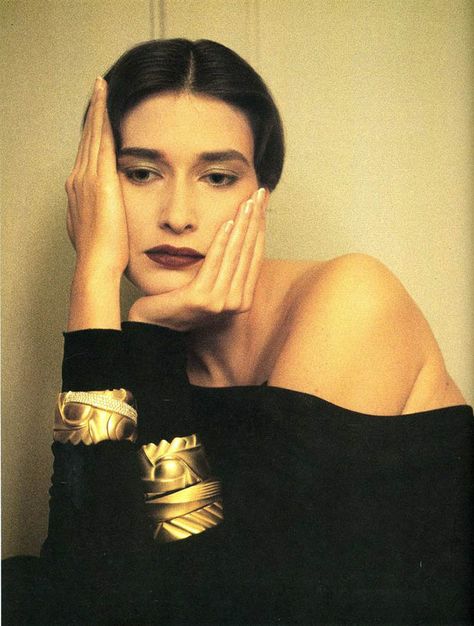 Rosemary McGrotha posed for Sheila Metzner in 1985 wearing Barry Kieselstein-Cord bracelets. Fashion Jewelry Editorial, Jewellery Fashion Shoot, Jewelry Editorial, Jewelry Photoshoot, Vogue Us, Cord Jewelry, Beauty Shoot, Gold Bracelets, Jewelry Model