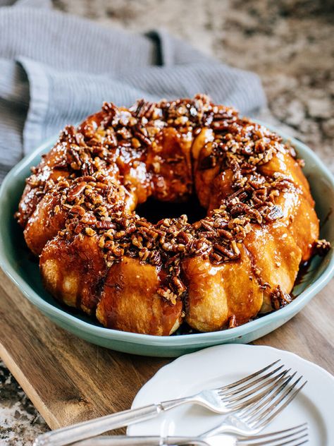 Butterscotch Coffee Cake - The Recipe Life Butterscotch Coffee Cake, Sweet Biscuit Recipe, Butterscotch Glaze, Butterscotch Coffee, Coffee Loaf, Pecan Glaze, Yea Party, Caramelized Pecans, Pecan Coffee Cake