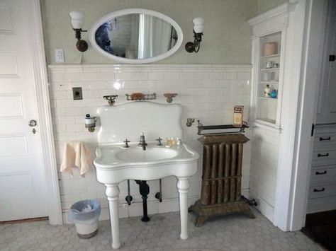 Rockcliffe Mansion (Hannibal, MO) - B&B Reviews - TripAdvisor Old Fashioned Bathroom, Jessalyn Grace, Walk In Shower Designs, Victorian Bathroom, Bathroom Prints, Bad Design, Bath Room, Vintage Bathroom, Rustic Bathroom