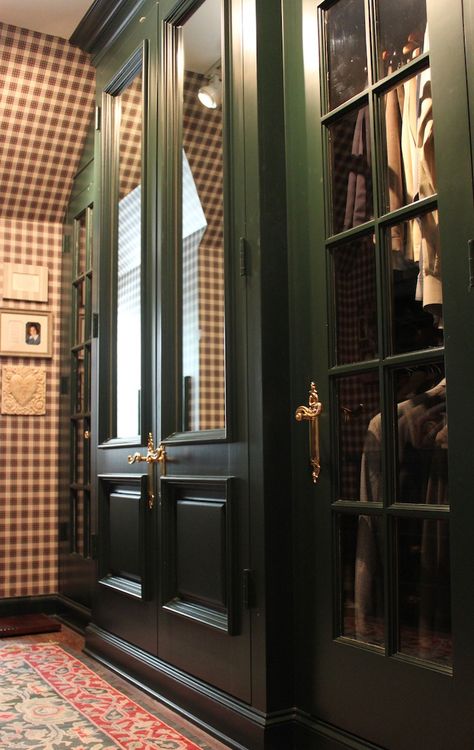 Walk In Closet Green, Antique Walk In Closet, Victorian Closet Ideas, Green Closet Interior, Green Walk In Closet, Vintage Closet Ideas, Moody Closet, Classic Walk In Closet, Wallpapered Closet