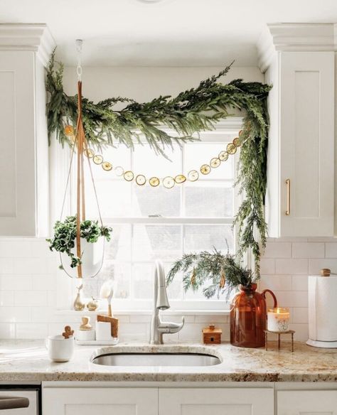 Kitchen Window Decor, Greenery Decor, Christmas Window Decorations, Christmas Kitchen Decor, Natural Christmas, Christmas Inspo, Pretty Christmas, Christmas Window, Magical Christmas