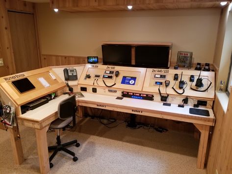 Ham Radio Console Ham Radio Shack, Ham Radio Kits, Mobile Ham Radio, Ham Radio Equipment, Computer Desk Design, Radio Kit, Diy Storage Shed, Mobile Phone Shops, Emergency Radio