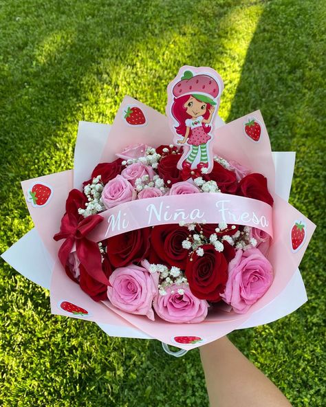 24ct strawberry shortcake ramo 🍓🌹 . . . . . . #explorepage #beginnerflorist🎀 #strawberryshortcakeramo #strawberryshortcake #smallbusiness #ramo #flowerbouquet #birthdaybouquet #socute #pretty Strawberry Shortcake Flower Bouquet, Strawberry Shortcake Bouquet, Strawberry Flower Bouquet, Senior Year Things, Ribbon Flowers Bouquet, Eternal Flowers, Strawberry Flower, Birthday Bouquet, Business Idea