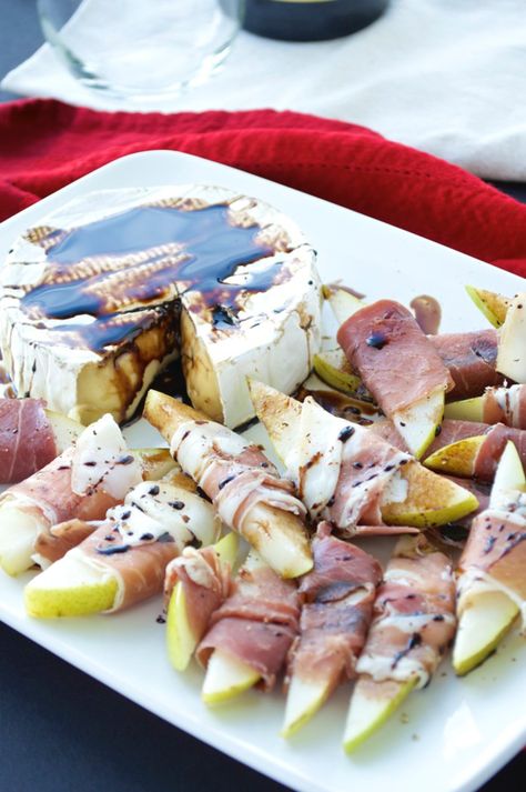 Prosciutto Wrapped Pears with Baked Brie - Fashionable Foods Prosciutto Wrapped Pears, Bunco Christmas, Bunco Food, Cheese Ideas, Mediterranean Appetizers, Prosciutto Wrapped, Baked Pears, Brie Recipes, Easy Apps