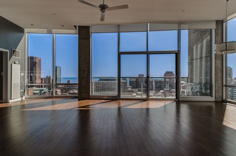 This 31st floor apartment in the South Loop has city views to inspire with floor to ceiling windows and hardwood floors | Domu Chicago Apartments Floor To Ceiling Windows Apartment, Apartamento New York, South Loop Chicago, Chicago Apartments, Apartment In Chicago, City View Apartment, Chicago Apartment, Apartment View, High Rise Apartments