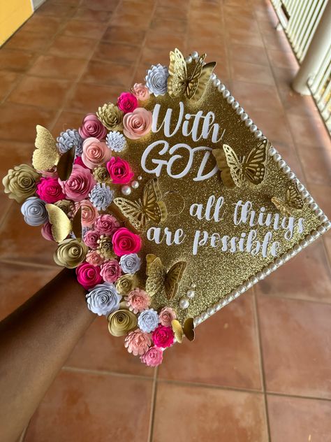 Graduation Cap Designs God, Baddie Graduation Cap, Unique Graduation Cap Designs, Decorated Graduation Caps, Graduation Cap Decoration Ideas, Beauty School Graduation, Senior Painted Jeans, Graduation Fits, Diy Grad Cap