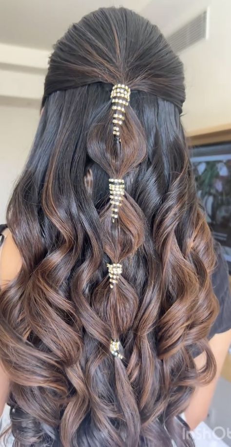 Bangle Ceremony Hairstyle, Indian Bridal Hair Down With Dupatta, Open Hairstyle On Lengha, Wedding Hairstyles With Hair Extensions, Hairstyles For Seemantham, Hairstyles For Haldi Function, Open Hair Bridal Look, Hairstyles For Carnival, Sangeet Hairstyles Bridesmaid Hair