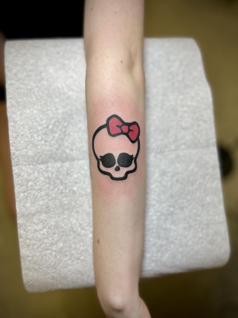 Monster High Skull Tattoo, Monster High Tattoo Ideas, Monster High Tattoo, High Tattoo, Thinking Thoughts, Dope Tattoos, Tattoo Inspo, Body Mods, Traditional Tattoo