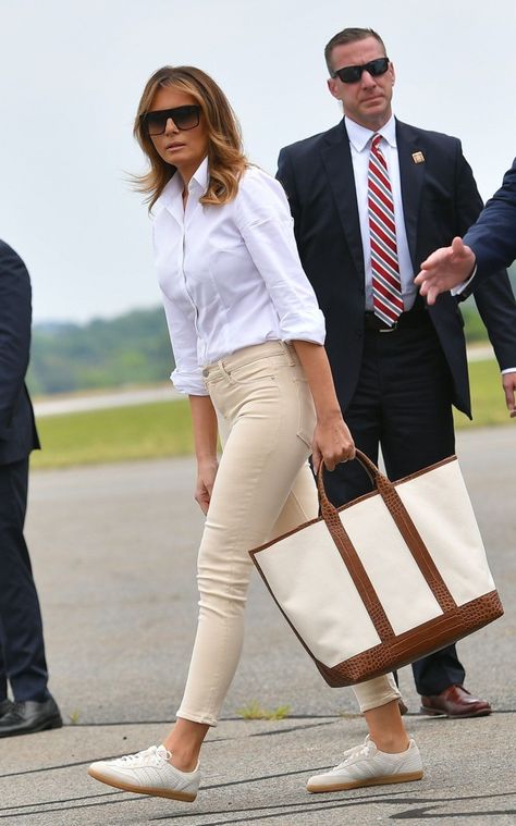 Fashion Notes: Melania Trump Clutches Michael Kors Tote for Signature Summer Jet-Set Style Jet Set Style, Sarah Harris, Elegant Outfit Classy, Mode Costume, Sofia Coppola, Olivia Palermo, Casual Work Outfits, Looks Chic, 여자 패션