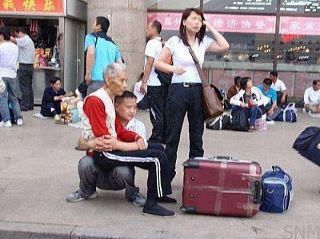 I pray and hope that every child will love his / her father as this son does. Happy Father’s Day. Patience Pictures, Respect Your Parents, Love Your Parents, Respect Your Elders, Faith In Humanity Restored, Humanity Restored, Respect Yourself, Bedroom Door, Health Knowledge