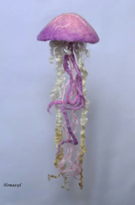 Felted Jellyfish, Tovad Ull, Crea Fimo, Jellyfish Craft, Felt Fish, Sea Crafts, Felt Mobile, Fish Crafts, Fiber Artist