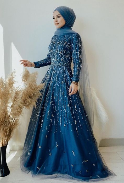 Modest Evening Gowns, Hijabi Dresses, Bridal Mehndi Dresses, Mehndi Dresses, Dress Book, Dress Muslim, Muslimah Fashion Outfits, Stylish Dress Book, Bridal Mehndi