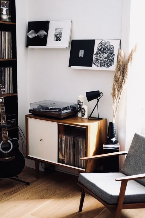 Records In Living Room, Records Living Room, Vinyl Apartment Decor, Vinyl Interior Design, Mid Century Modern Music Room, Vintage Record Player Aesthetic, Living Room Record Player, Record Player Living Room, Vinyl Aesthetic Room