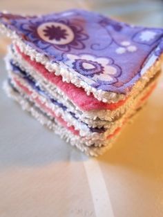 Terry Cloth Sewing Ideas, Diy Make Up Remover Pads Reusable, Diy Face Cloths, Face Pads Diy, Terry Cloth Projects, Syprosjekter For Nybegynnere, Diy Makeup Remover Wipes, Diy Makeup Remover Pads, Makeup Remover Recipe