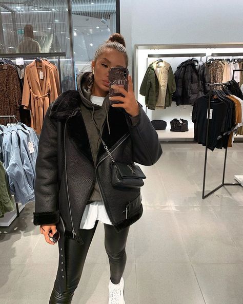 E S on Instagram: “#mirrorselfie #tb” Shopping Outfit Winter, Minimalist Winter Outfit, Winter Outfits Blackgirl, Biker Jacket Outfit, High Collar Jacket, Perfect Winter Outfit, Winter Outfits Cold, Biker Chic, Cute Winter Outfits