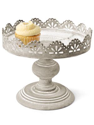 scalloped cake plate...or cupcake plate. Banana Cream Pie Cupcakes, Scalloped Cake Stand, Scalloped Cake, Pretty Cake Stands, Cupcake Accessories, Cookie Display, Frosting Techniques, Cake Holder, Glass Pedestal