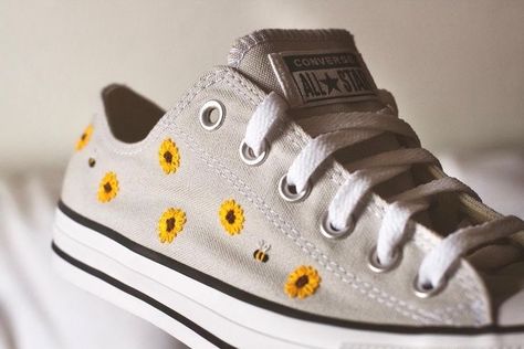 Embroidered Chucks, Sunflower Converse, Embroidery Shoes Diy, Converse Embroidery, Floral Converse, Converse Design, Navy Converse, Embroidered Converse, Converse Chucks