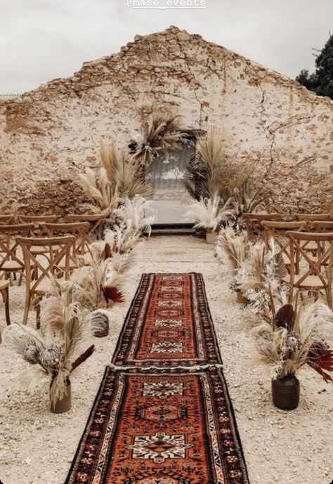 Boho Wedding Carpet, Outdoor Wedding Ideas Boho, Modern Desert Wedding Decor, Marrakech Wedding Decor, Desert Wedding Florals, Bedouin Decor, Bedouin Wedding, Spring Desert Wedding, Wedding Rugs